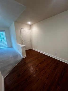 Third Floor Apartment, Stainless Steel Appliances, Vaulted Ceilings, Floor In Dining – photo 1