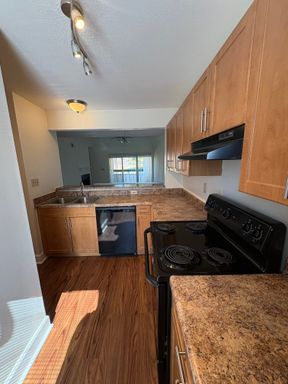 First Floor Archstone Apartment with Stainless Steel Kitchen Appliances and Full Sized Washer and Dryer – photo 1