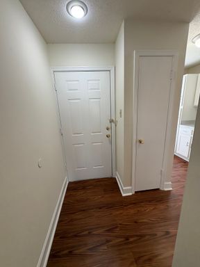 Top Floor Apartment with Matching White Appliances and Vaulted Living Room Ceilings – photo 1