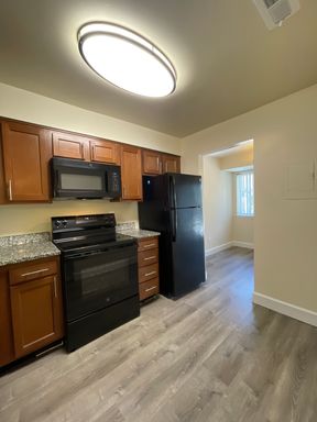 Beautiful 3rd level apartment facing the parking lot. – photo 1