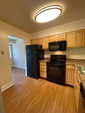 Beautiful 2nd level apartment facing the parking lot. – photo 1