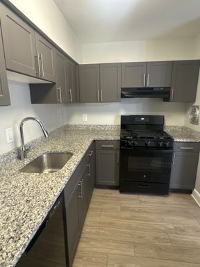Spacious & Renovated 1 bedroom! – photo 1