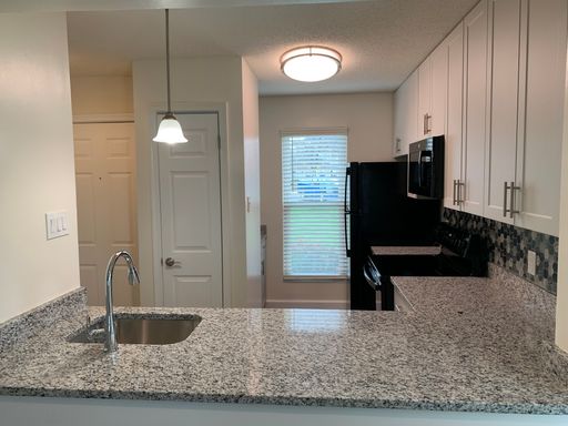 Top Floor Apartment with Granite Countertops, Black Kitchen Appliances, Vaulted Living Room Ceilings, and Full Sized Washer & Dryer – photo 1