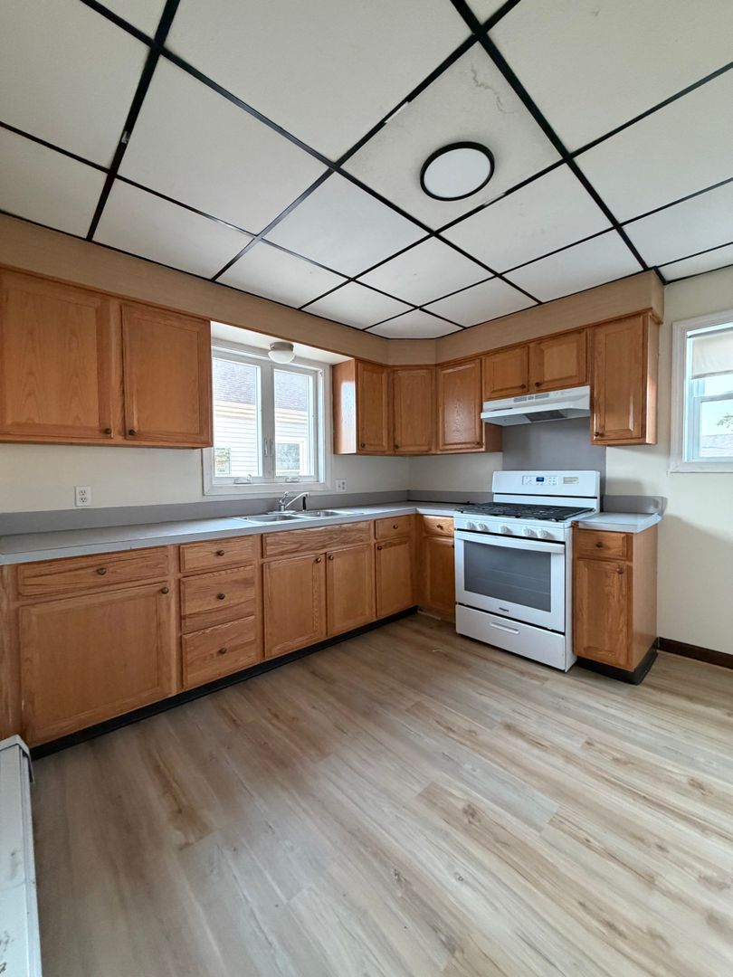 Fall River Apartment: 192 Snell St
