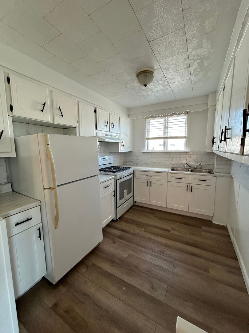 Fall River Apartment: 90 Montaup St