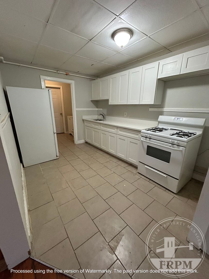 Fall River Apartment: 276 4th St