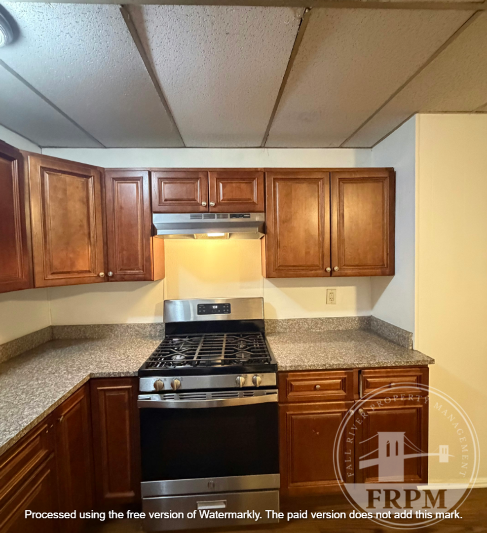 New Bedford Apartment: 75 Crapo St