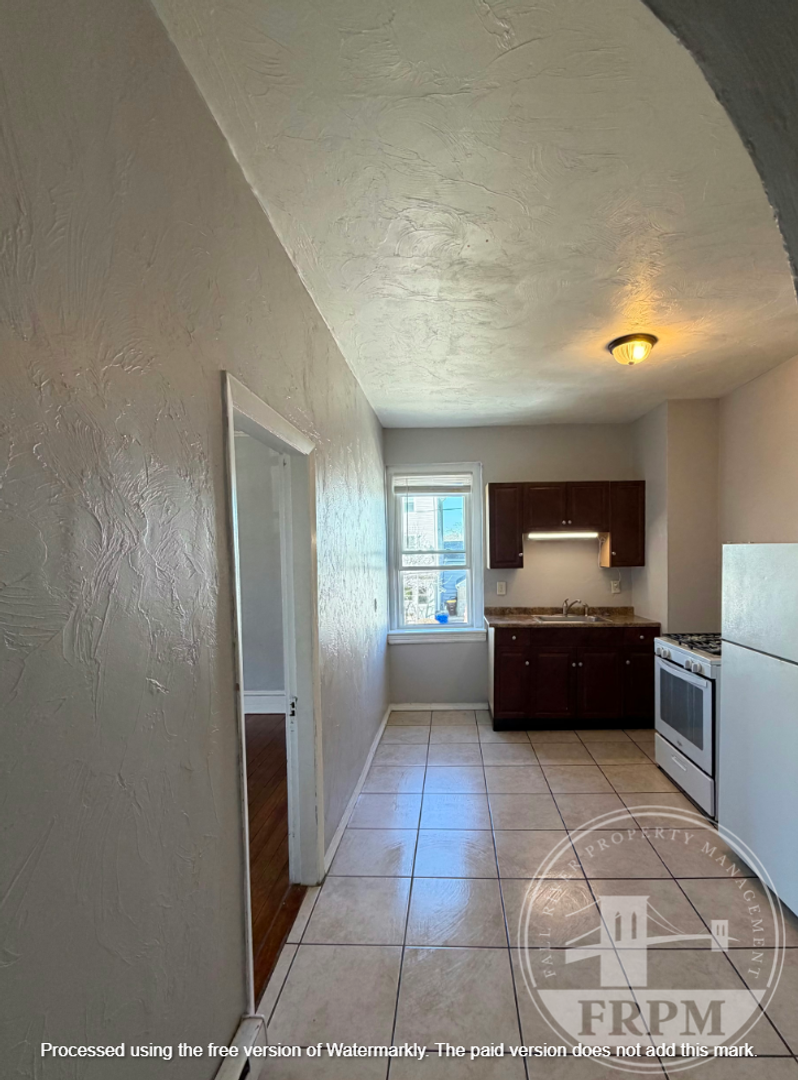 Fall River Apartment: 456 Eastern Ave