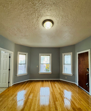 255 Fountain St #3 Fall River, MA 2 Bedrooms, 1 Bathroom plus bonus room! – photo 1