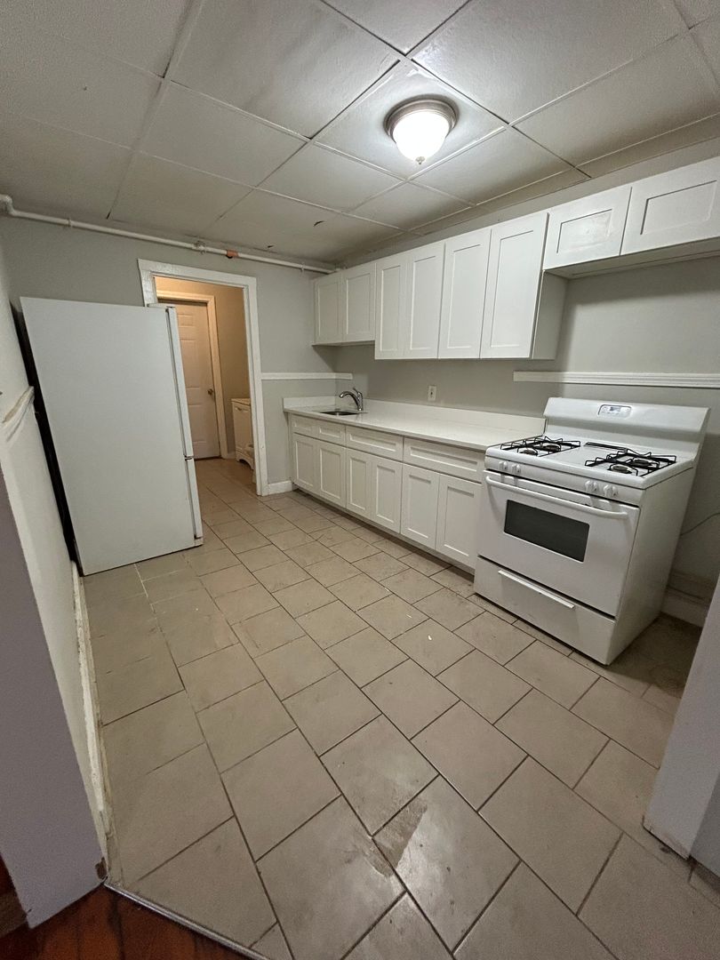 Fall River Apartment: 276 4th St