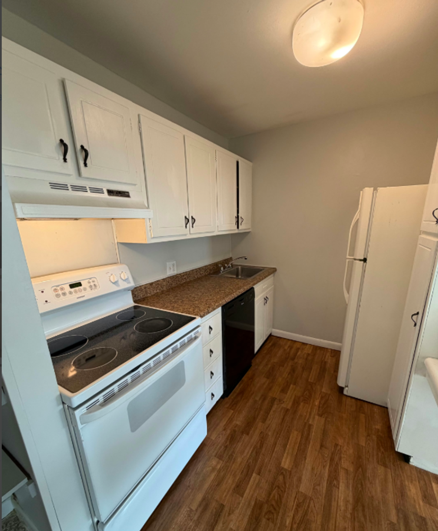 Fall River Apartment: 575 N Main St