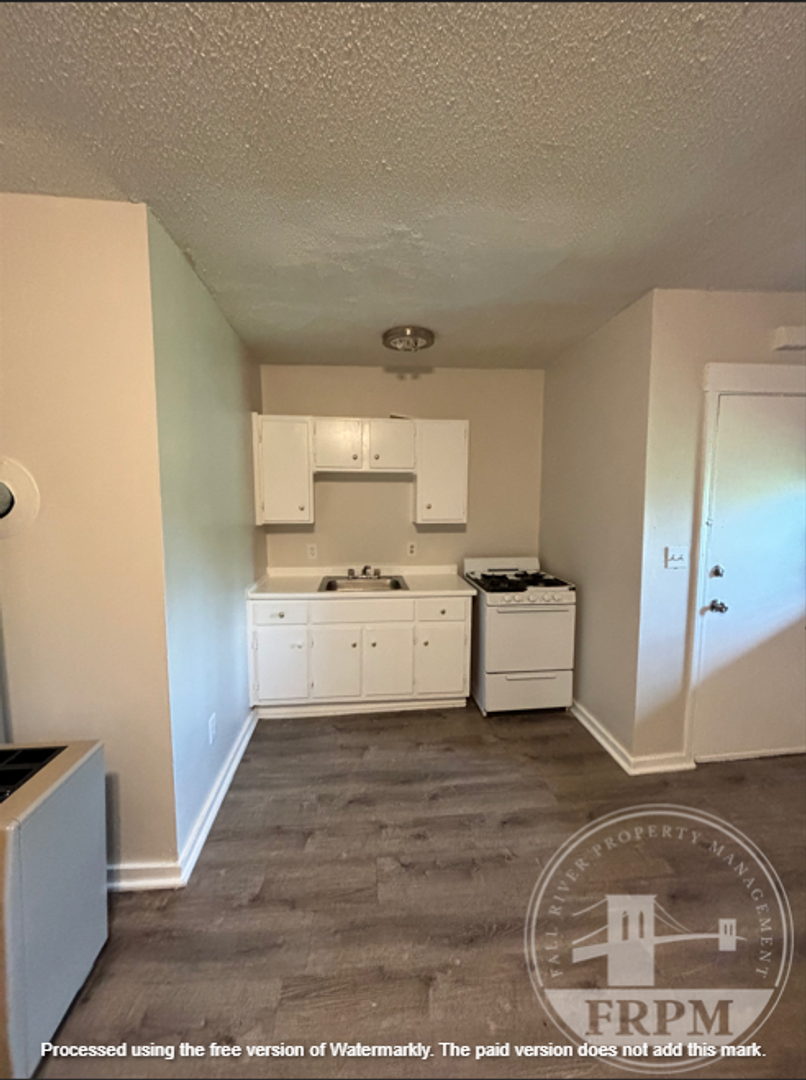 New Bedford Apartment: 59 Bullard St