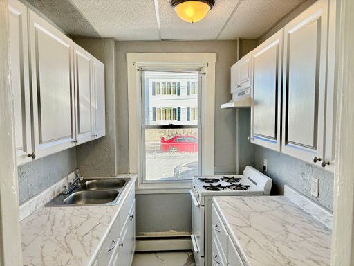 121-129 Fulton St Fall River, MA ✨ 1 Bedroom + Bonus Room! – Close to New Commuter Rail ✨