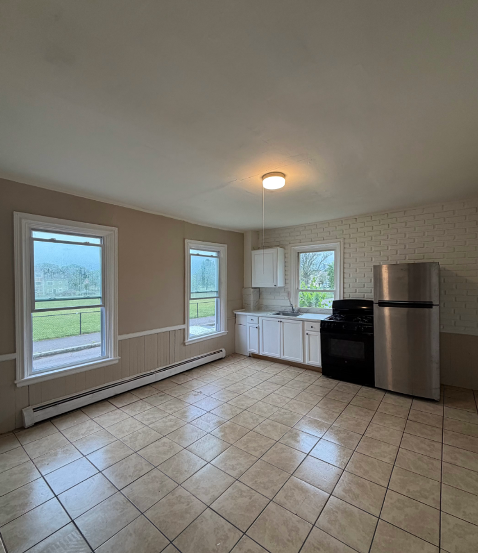 New Bedford Apartment: 85 Morgan St