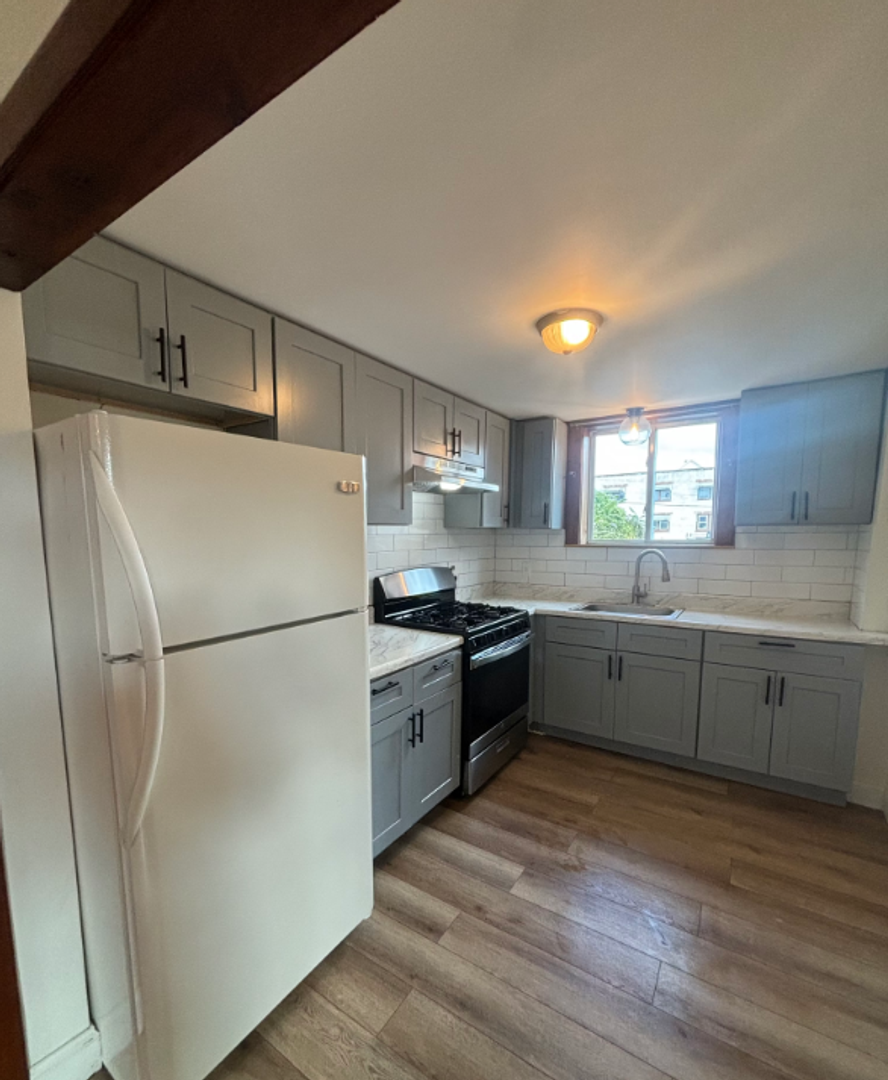 Fall River Apartment: 90 Montaup St