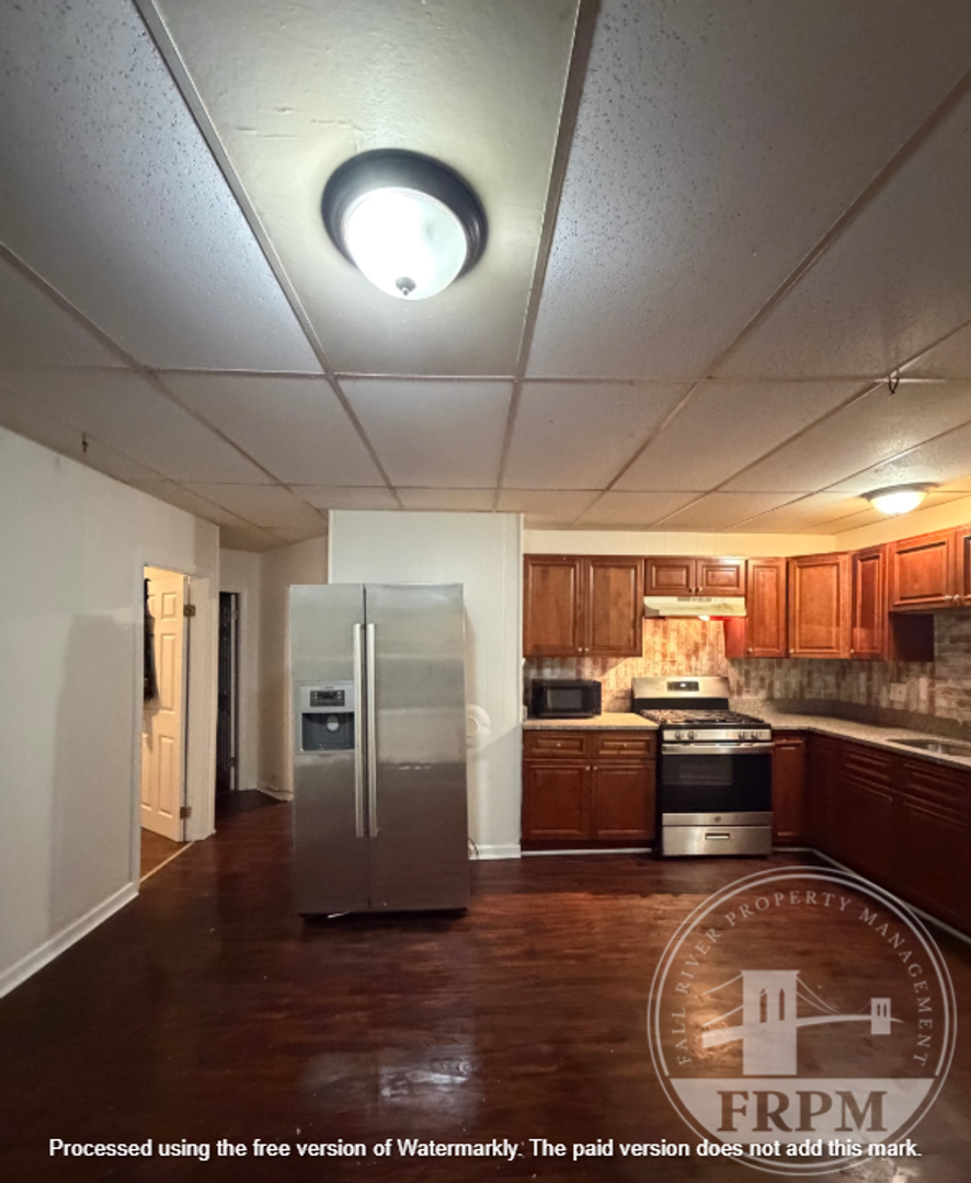 New Bedford Apartment: 75 Crapo St