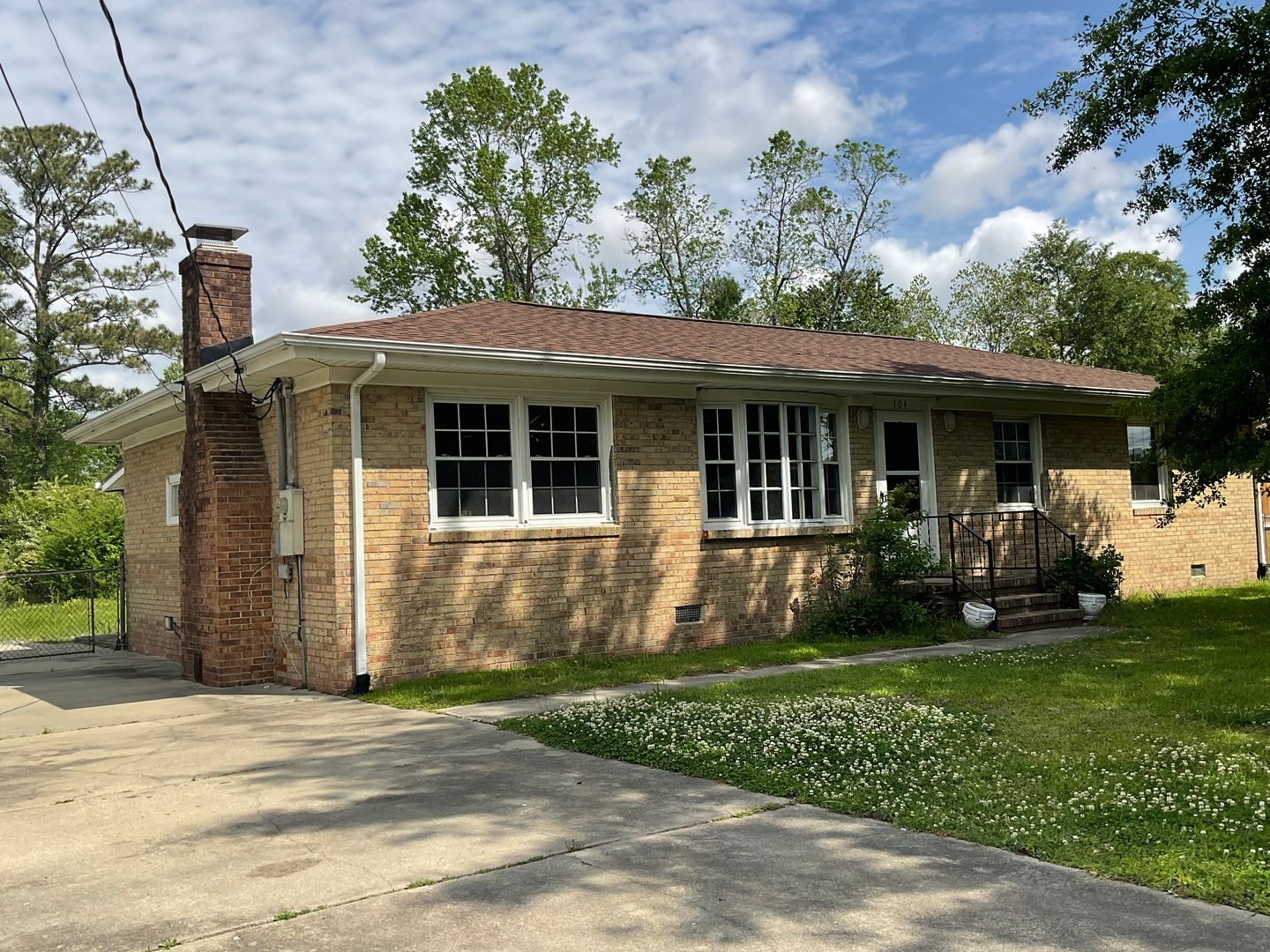 Jacksonville House: 104 Greencrest Circle