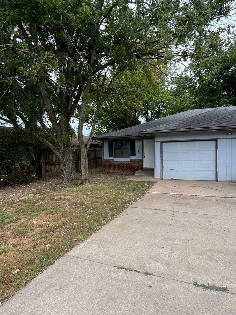 Springfield House: 2369 W Farm Road 164 ( AKA walnut lawn)