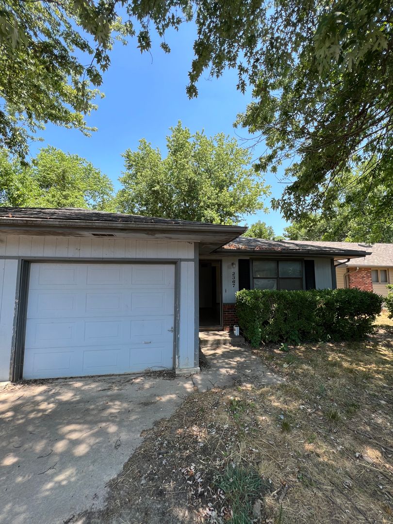 Springfield House: 2367 W Farm Road 164 ( AKA walnut lawn)