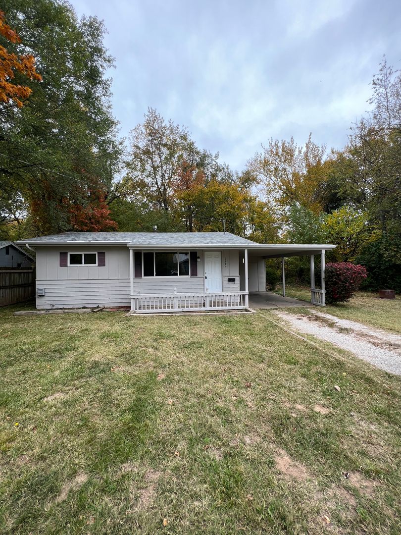 Springfield House: 2643 E Cherry St