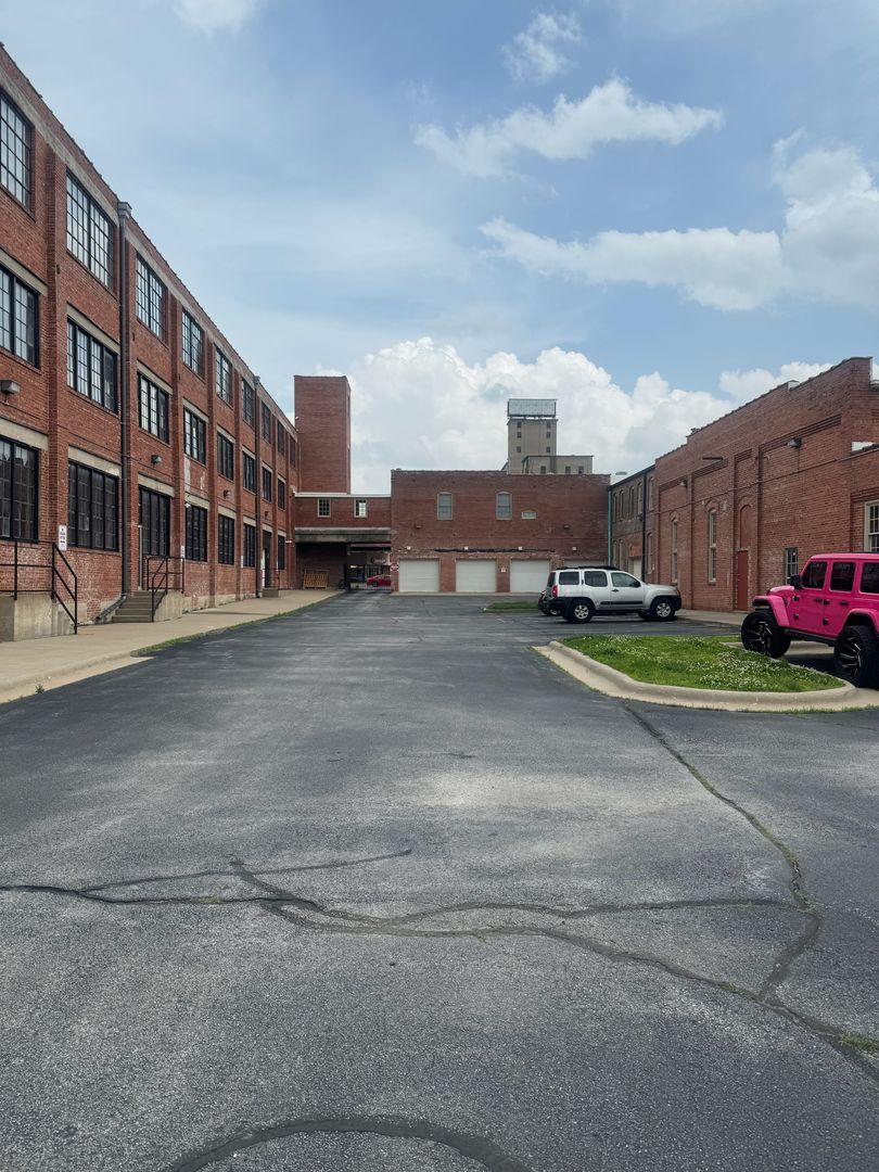 Springfield House: 601 N National # 222