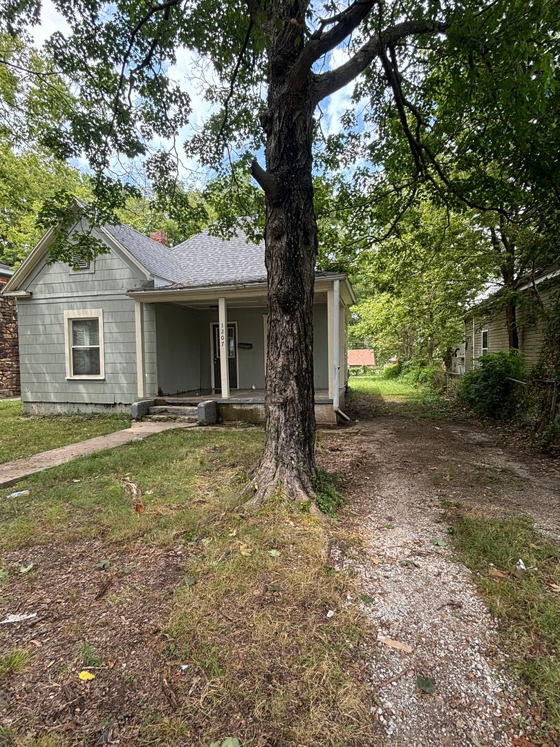 Springfield House: 1207 W Florida St