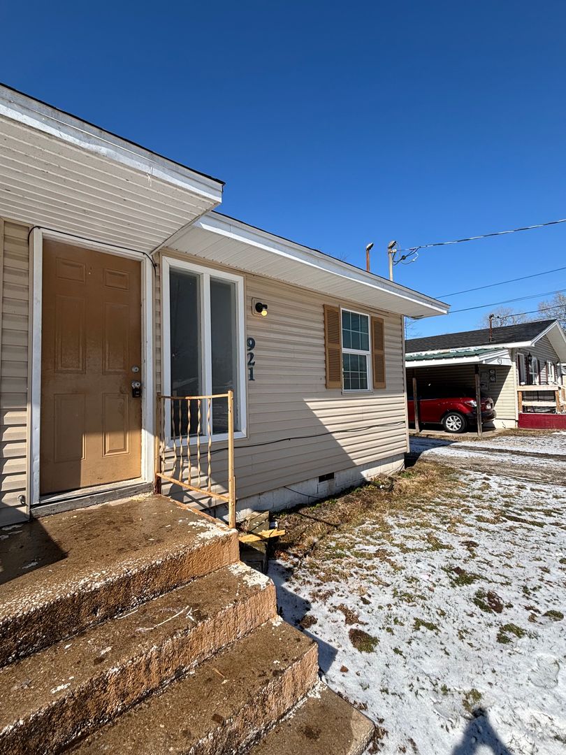 Springfield House: 921 N Fulbright Ave