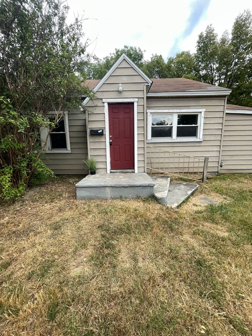 Huge Backyard!!! 2 Bedroom 1 Bathroom house with a Bonus Room.