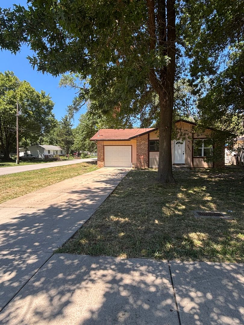 Springfield House: 3031 W Pacific