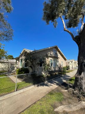 3 Bedroom 1 Bathroom with an Office for Rent in Oxnard – photo 1