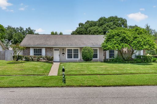 Cute updated house with large backyard! – photo 1
