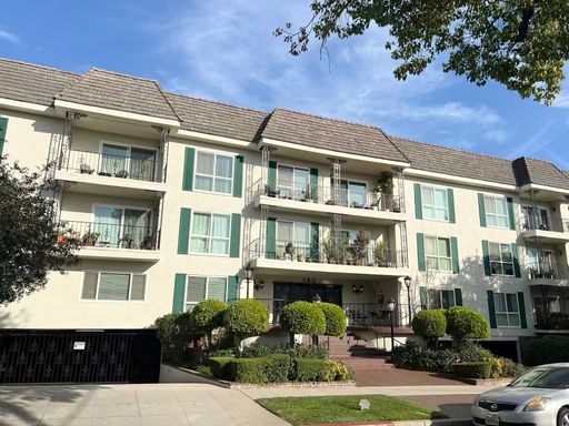 Spacious ground-level 2BR + den, 2BA condominium in prime Pasadena location – photo 1