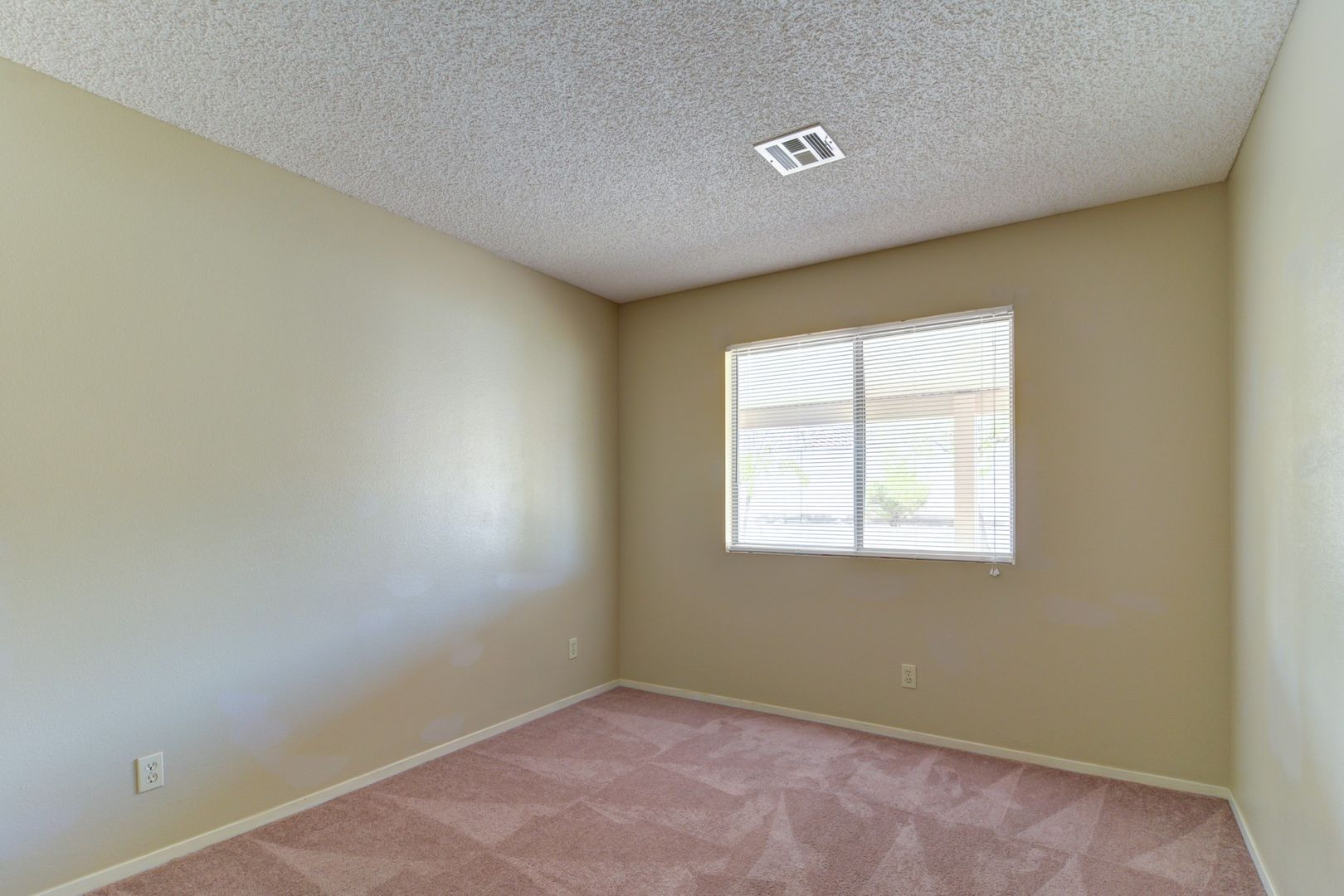 Henderson House: 389 Newbury Ct