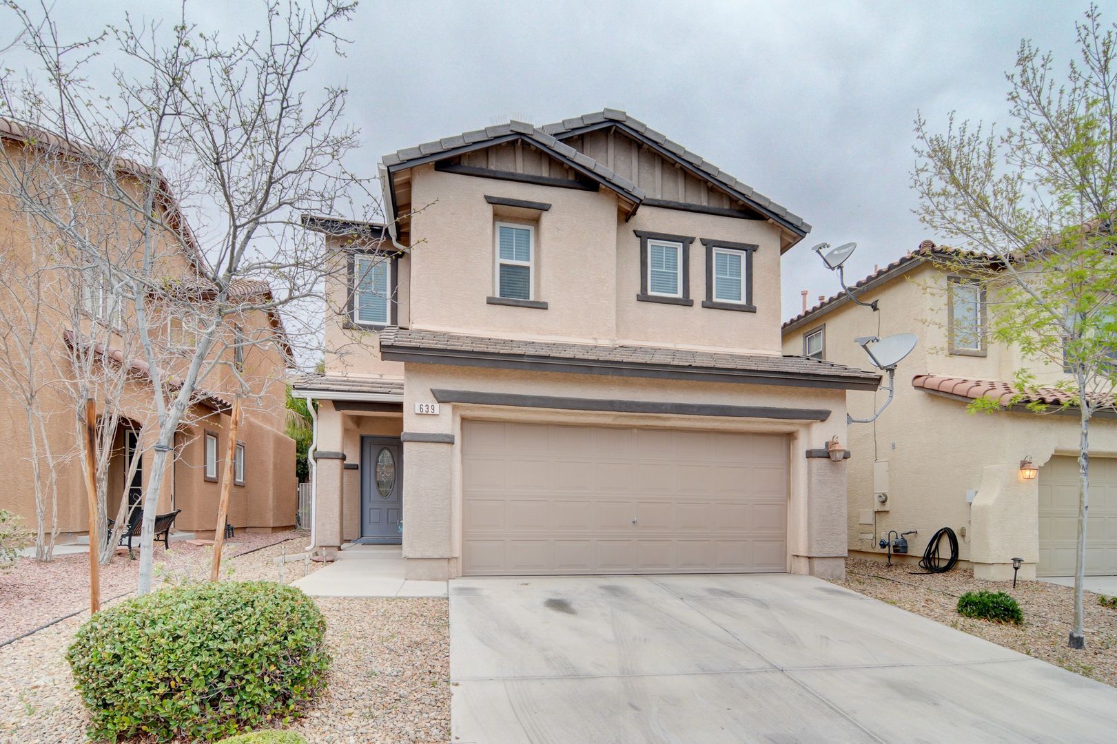 Henderson House: 639 Moonlight Stroll St