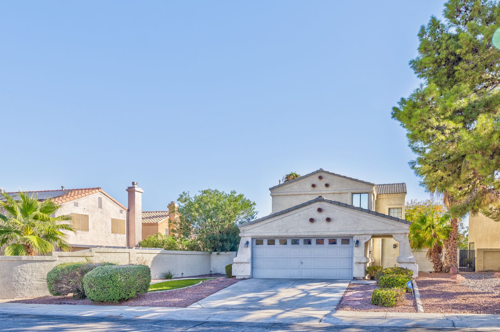 Henderson House: 2078 Waverly Cir