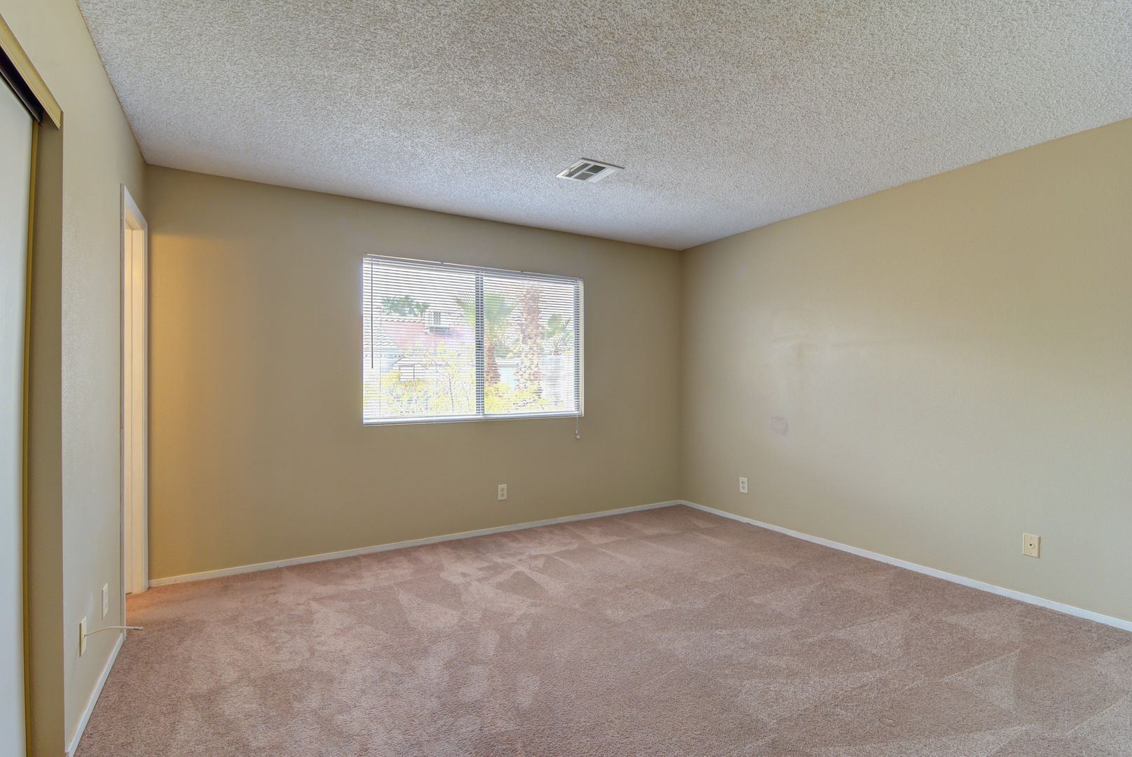 Henderson House: 389 Newbury Ct