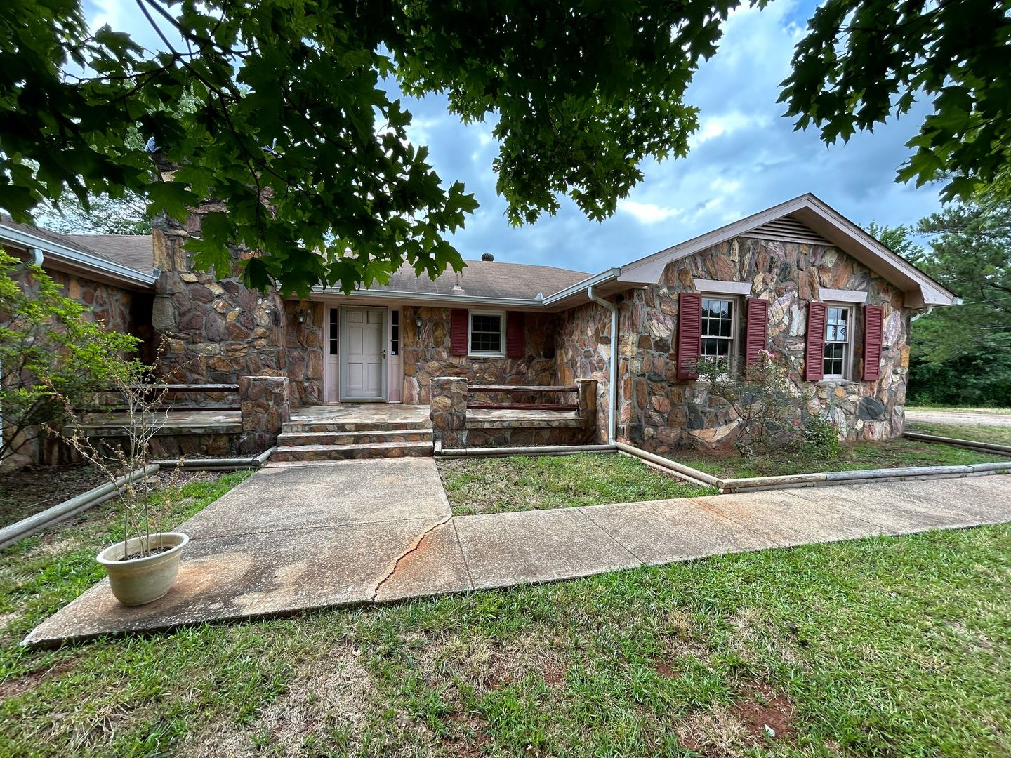 Carrollton House: 1609 Oak Grove Rd