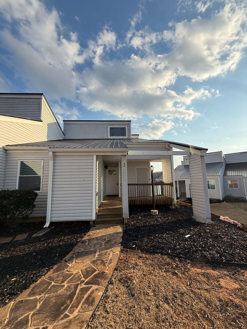 Villa Rica House: 288 Clearview Court