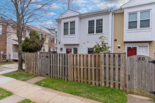 Stunning Silver Spring End Unit TH – photo 1