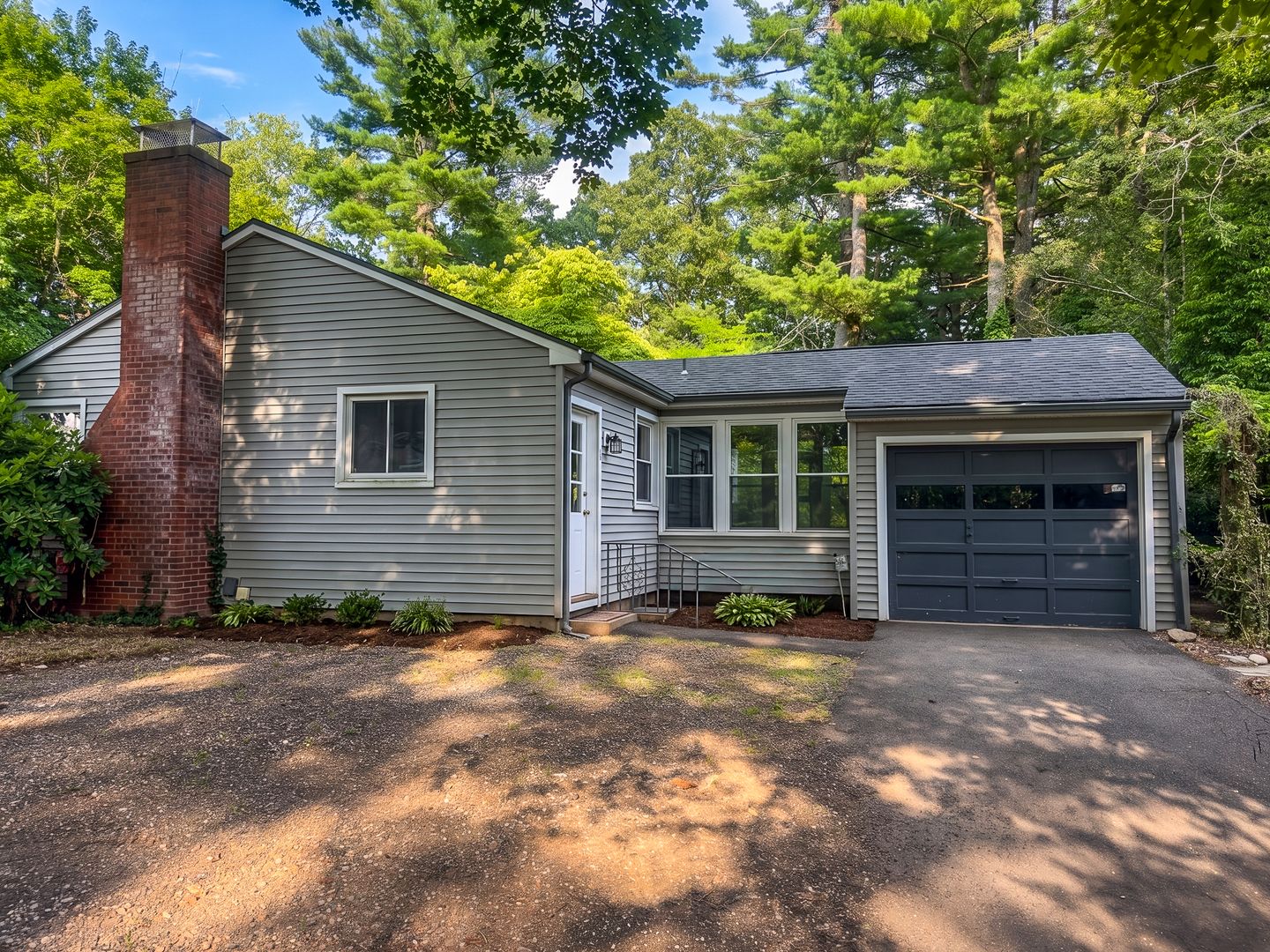 Hamden House: 95 Riverside Drive