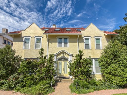 Divinity 1 Bedroom condo w/ garden entrance & off street parking! – photo 1