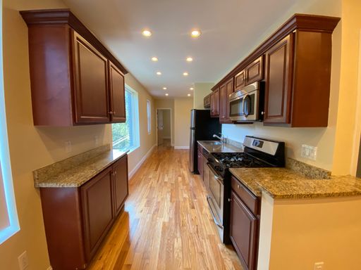 4 bed 2 full bath with central air in science hill – photo 1