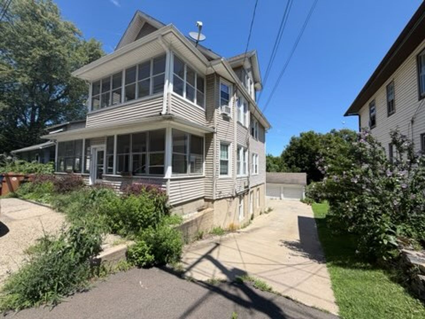 Shelton Apartment: 887 Howe Ave
