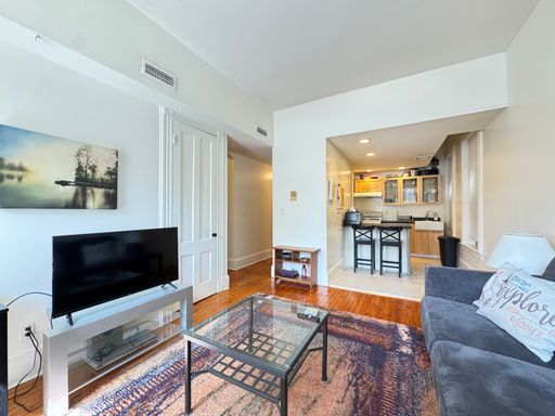 Fully Furnished 1-BR Flatiron Apartment in East Rock | Turnkey & Steps from Yale Shuttle – photo 1