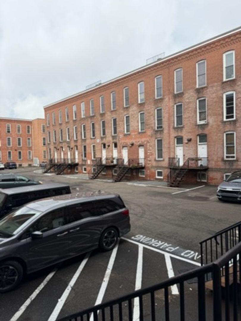 Bridgeport Apartment: 325 Lafayette St
