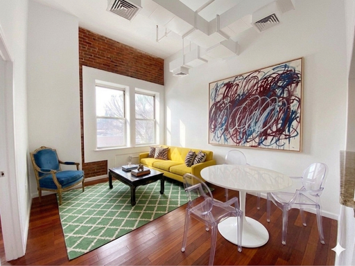 Gorgeous 1bd/1ba in brick building with soaring 12ft+ ceilings! + In Unit Laundry – photo 1