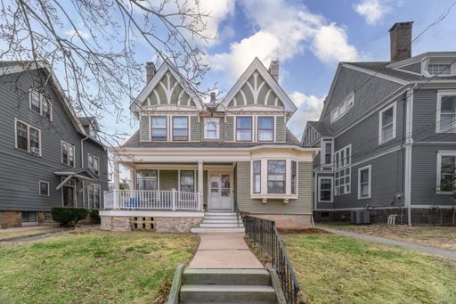 East Rock- First Floor Studio w/ Off- Street Parking- Avail October 1st- Heat, Hot Water & Electric Included. – photo 1