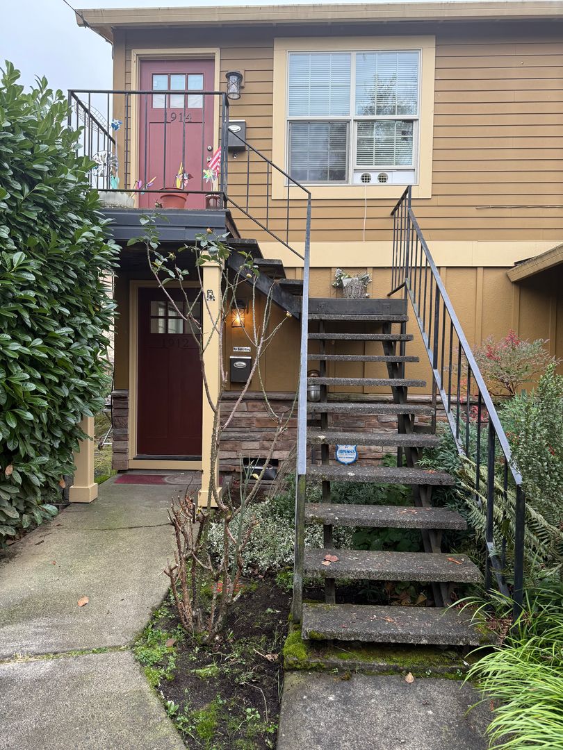 Portland Apartment: 1910-1914 N Rosa Parks Way