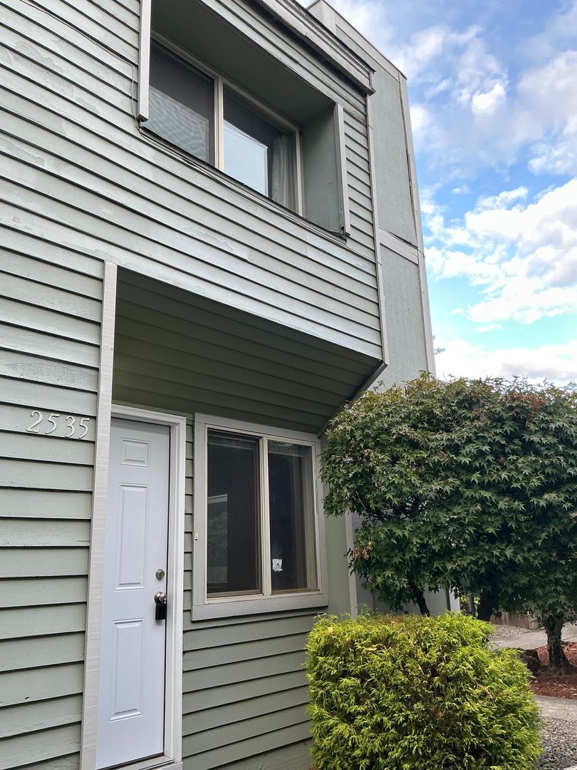 Portland Townhome: 2535 SE 119th Ave #6