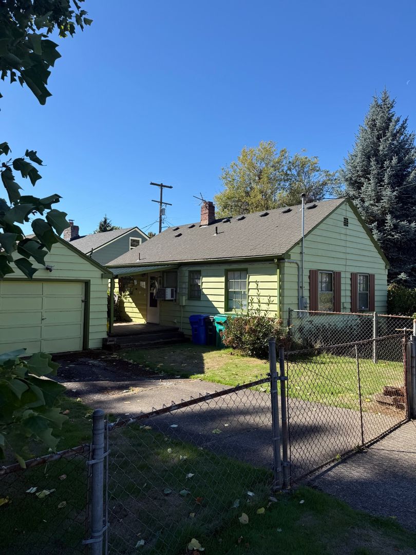 Portland House: 6834 N Tyler Ave